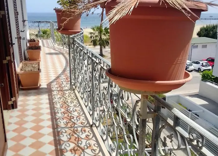 Trilocale Vista Mare Panoramica Frontale Laterale Lägenhet